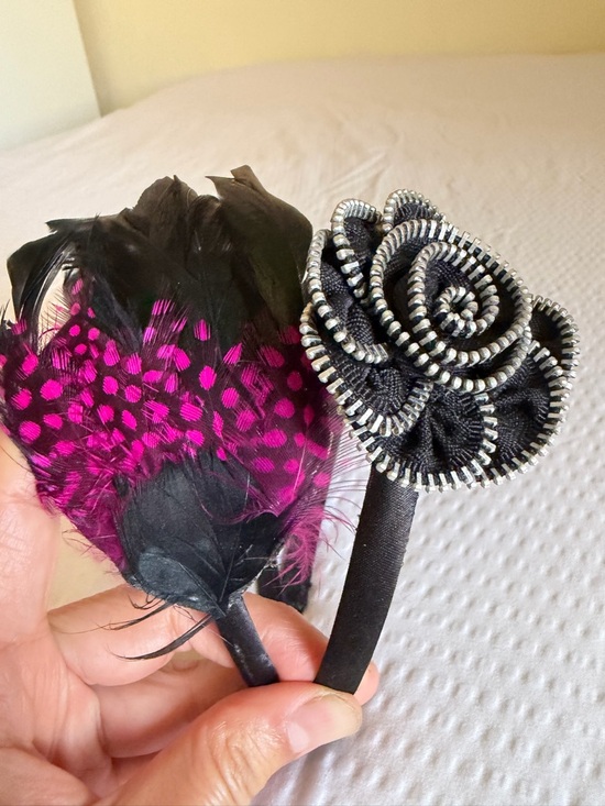 no brand Accessories - Women’s Black & Magenta Feather Headband with Zipper Rose Accent